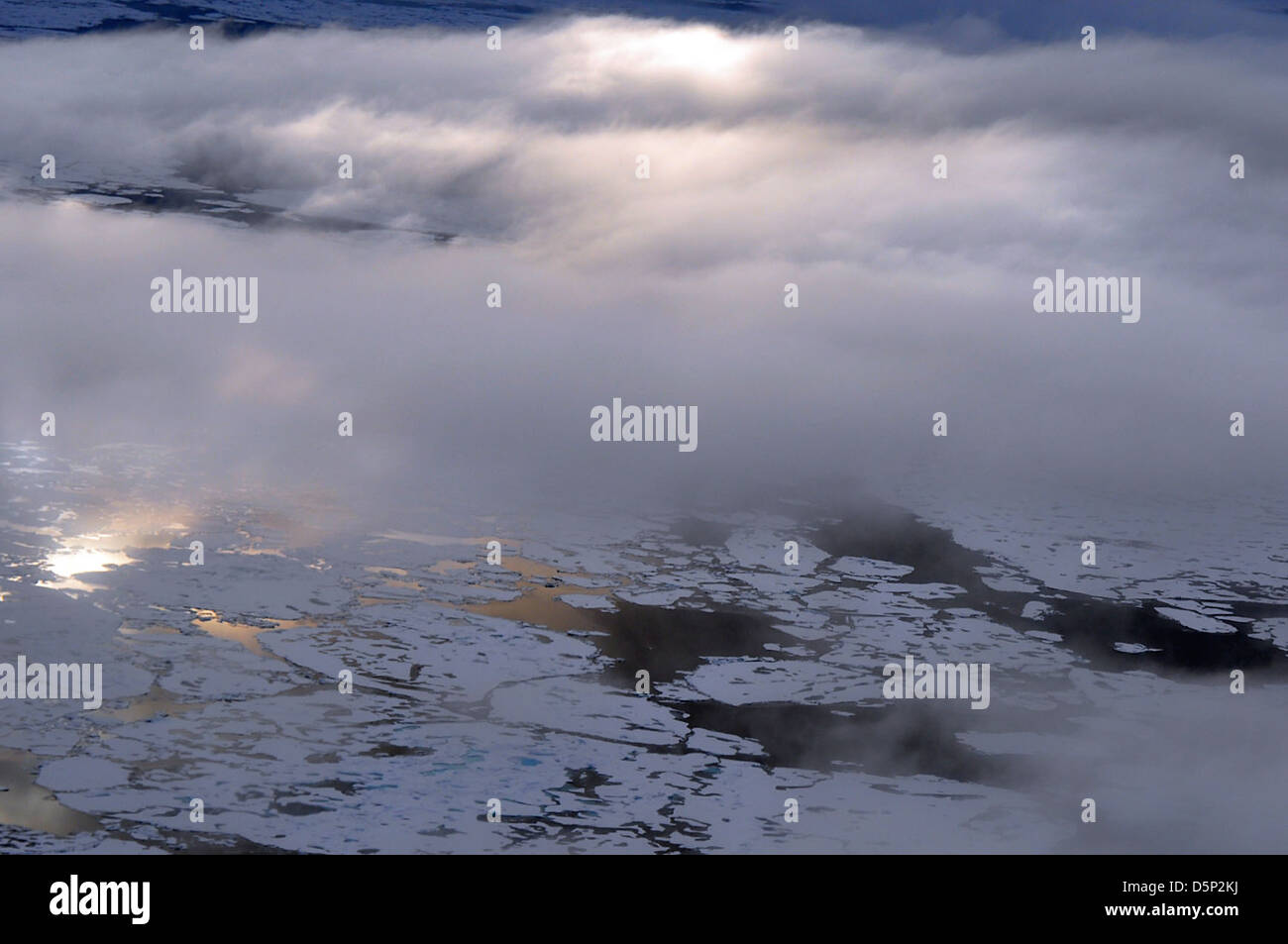 Cette image montre un canot Salish du littoral, mettant l'accent sur la qualité de l'eau et le rôle de la Garde côtière dans la navigation dans l'Arctique à bord du navire de coupe Healy de l'USCG, connu pour son travail dans les régions polaires. Banque D'Images