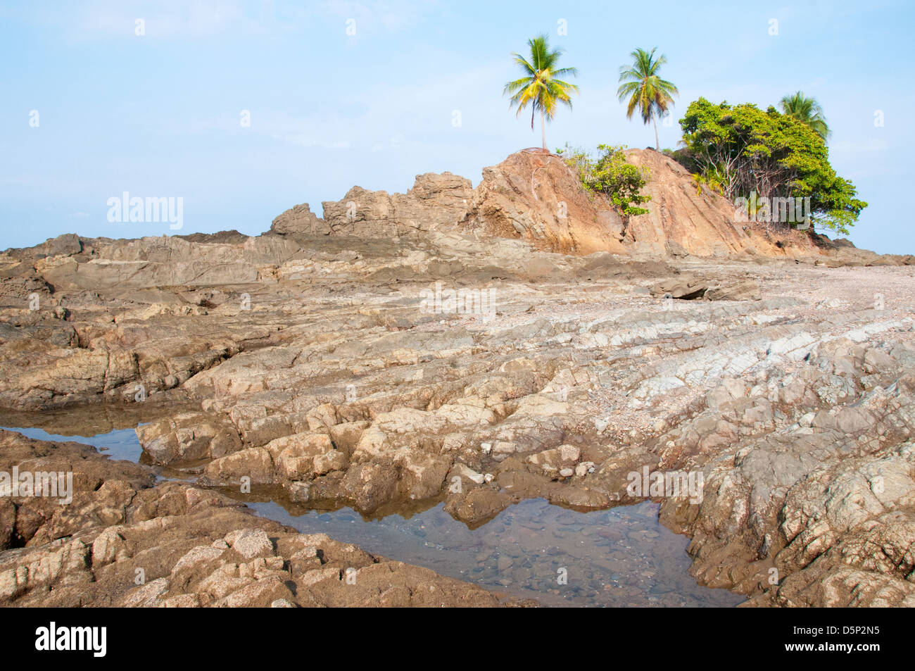 Un paysage magnifique petite île à côté de Dominical Puntarenas Costa Rica Banque D'Images