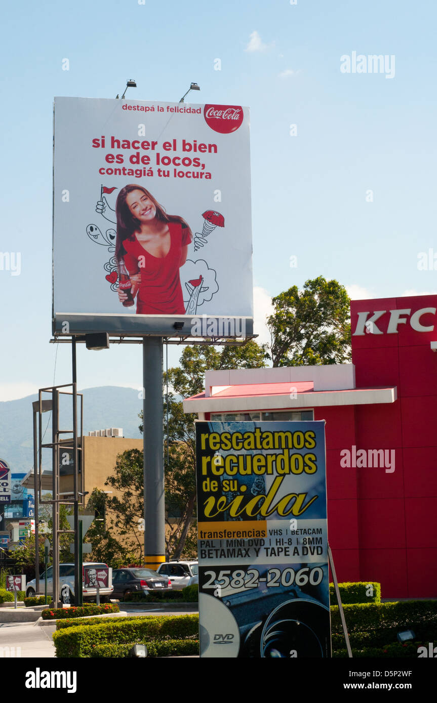 Deux plaques sur la publicité street dans Escazu banlieue de San José Costa Rica Banque D'Images