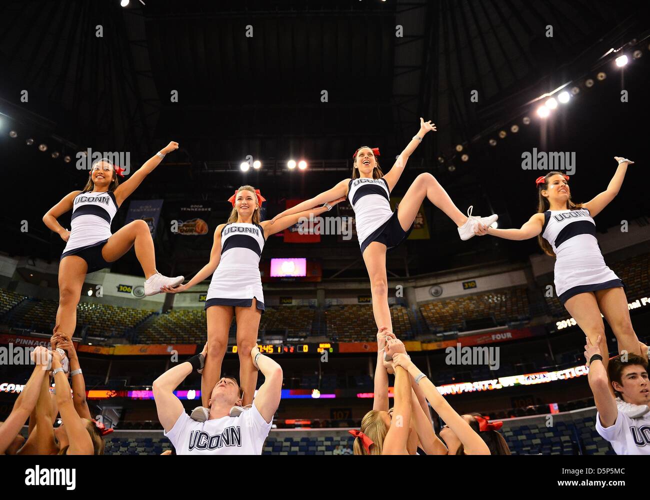 6 avril 2013 - New Orleans, LA, États-Unis - 06 avril 2013..Uconn cheerleader effectuer pour le public à la veille du final four basket-ball tournoi au New Orleans Arena à New Orleans, LA. Banque D'Images