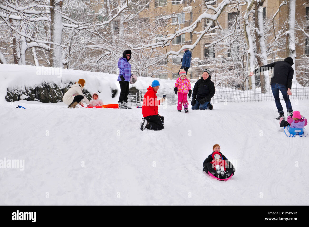 Jeunes lugeurs pendant une tempête de neige dans Central Park, New York, Manhattan, USA Banque D'Images