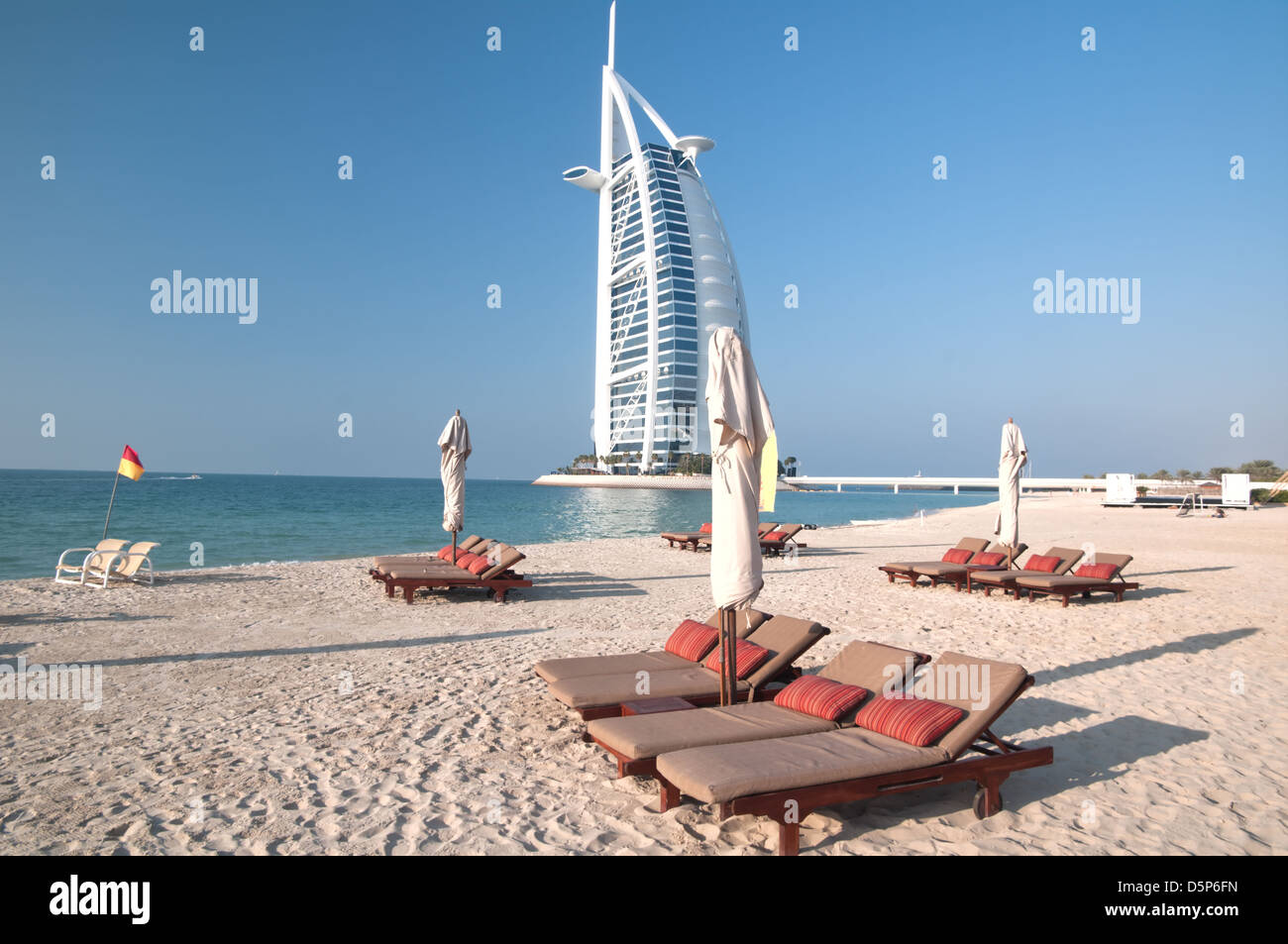 Vue sur le luxe Burj al Arab, l'hôtel le plus exclusif du monde, et l'un des rares de 7 étoiles. Ici contre un ciel bleu. Banque D'Images