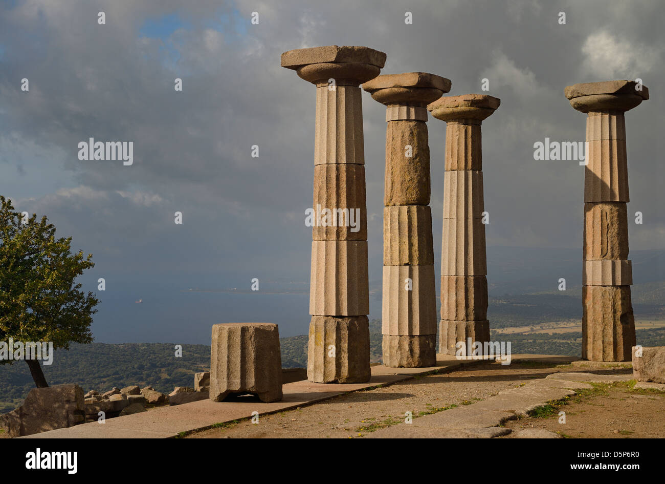 Colonne dorique de ruines du temple d'Athéna avec vue ouest de la mer Egée en Turquie behramkale assos Banque D'Images