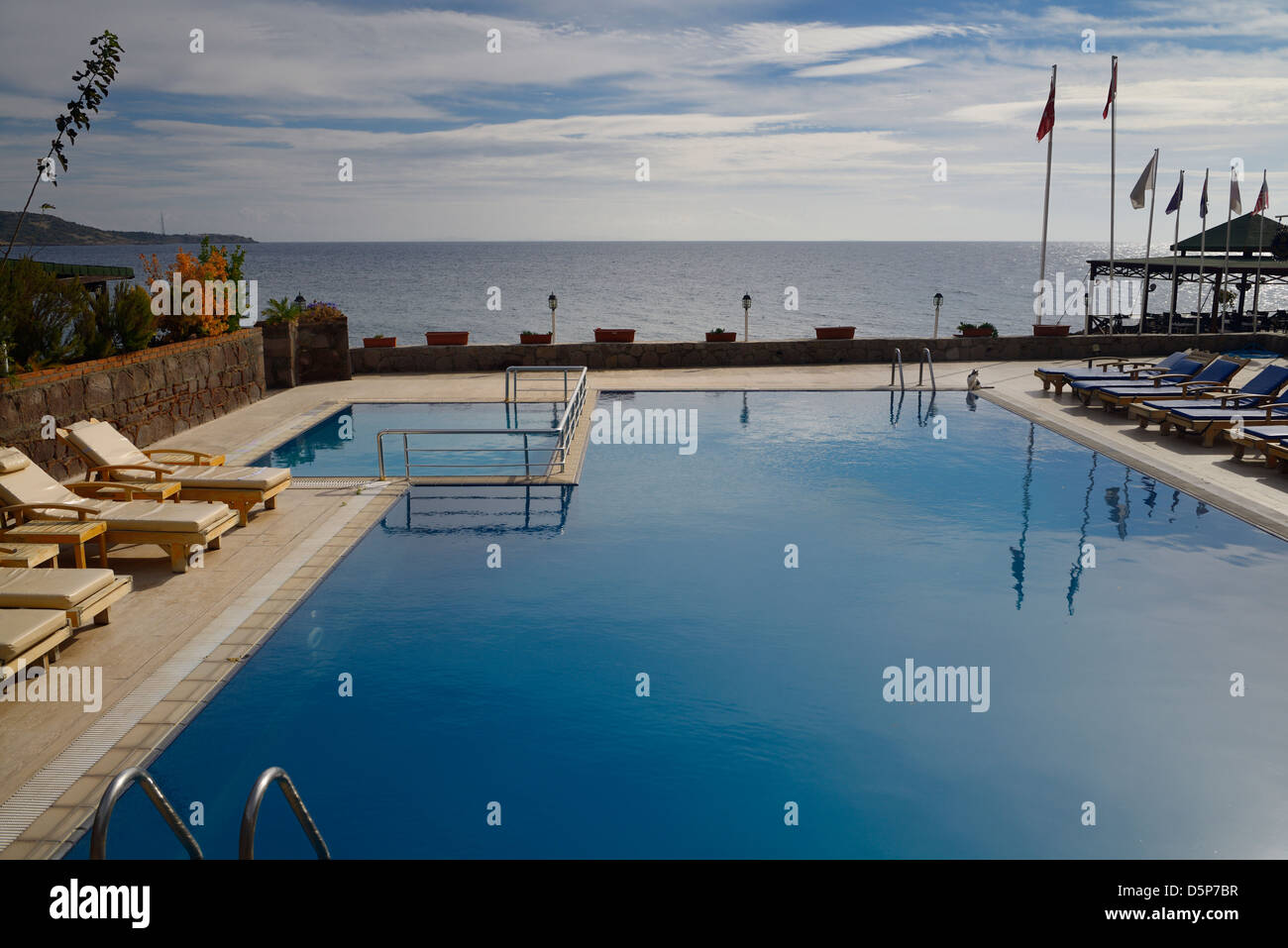 Piscine de l'hôtel Resort sur la mer Egée à l'Iskele Assos Behram Turquie Banque D'Images