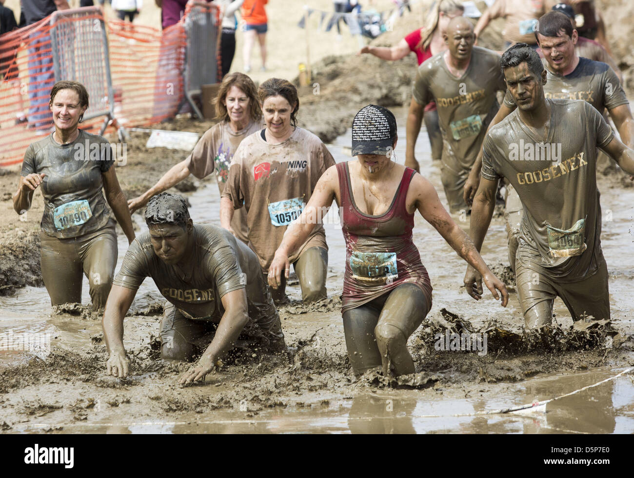 Los Angeles, Californie, USA. 06 avril 2013. Coureurs traversent la boue au cours de l'Irvine Lake Mud Run le Samedi, Avril 6, 2013 à dans le comté d'Orange, en Californie. Plus de 4000 coureurs ont participé aux Mud Run, un 5k Cours hors route traversant les sentiers, et les collines, avec départ et arrivée à Irvine Lake dans le Silverado Canyon. (Crédit Image : Crédit : Ringo Chiu/ZUMAPRESS.com/Alamy Live News) Banque D'Images