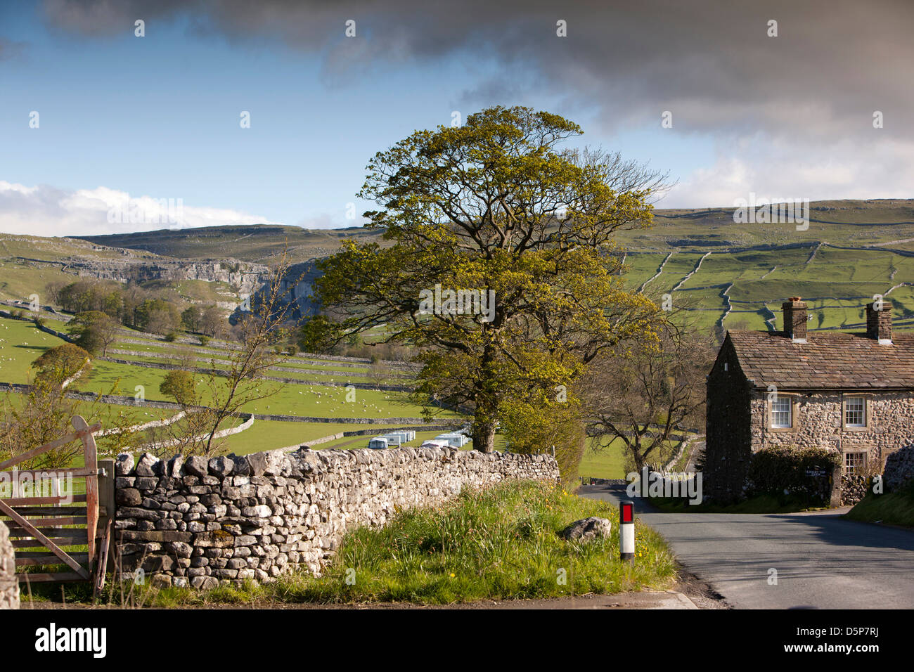 Royaume-uni, Angleterre, dans le Yorkshire, Malham cove, vue à travers les terres agricoles Banque D'Images