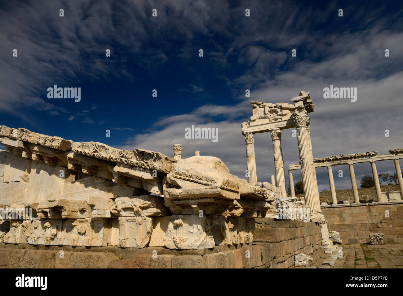 Fronton de marbre sculpté entre les ruines du temple de Trajan à Bergama Turquie pergame Banque D'Images
