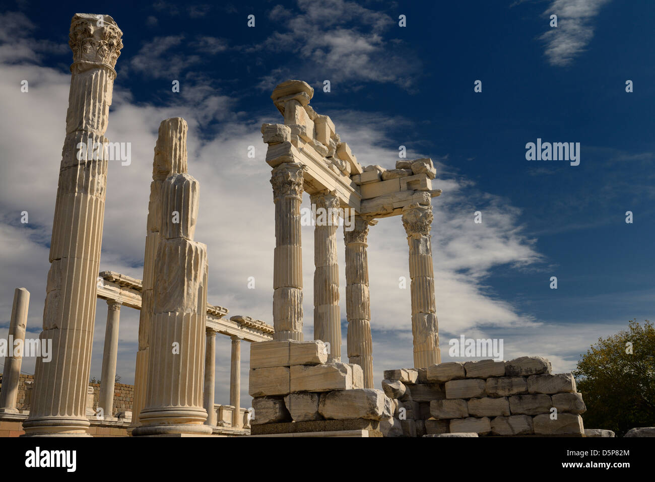 Les colonnes corinthiennes en marbre blanc du Temple de Trajan au site archéologique de Pergame Bergama Turquie Banque D'Images