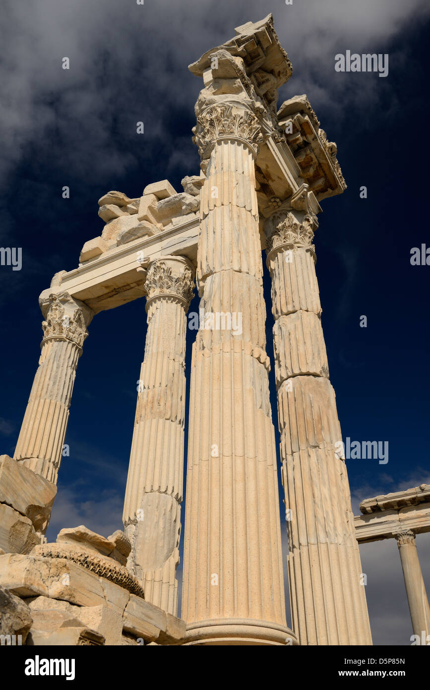 Voir jusqu'à l'énorme colonnes corinthiennes à ancient site archéologique de Pergame Bergama Turquie Banque D'Images