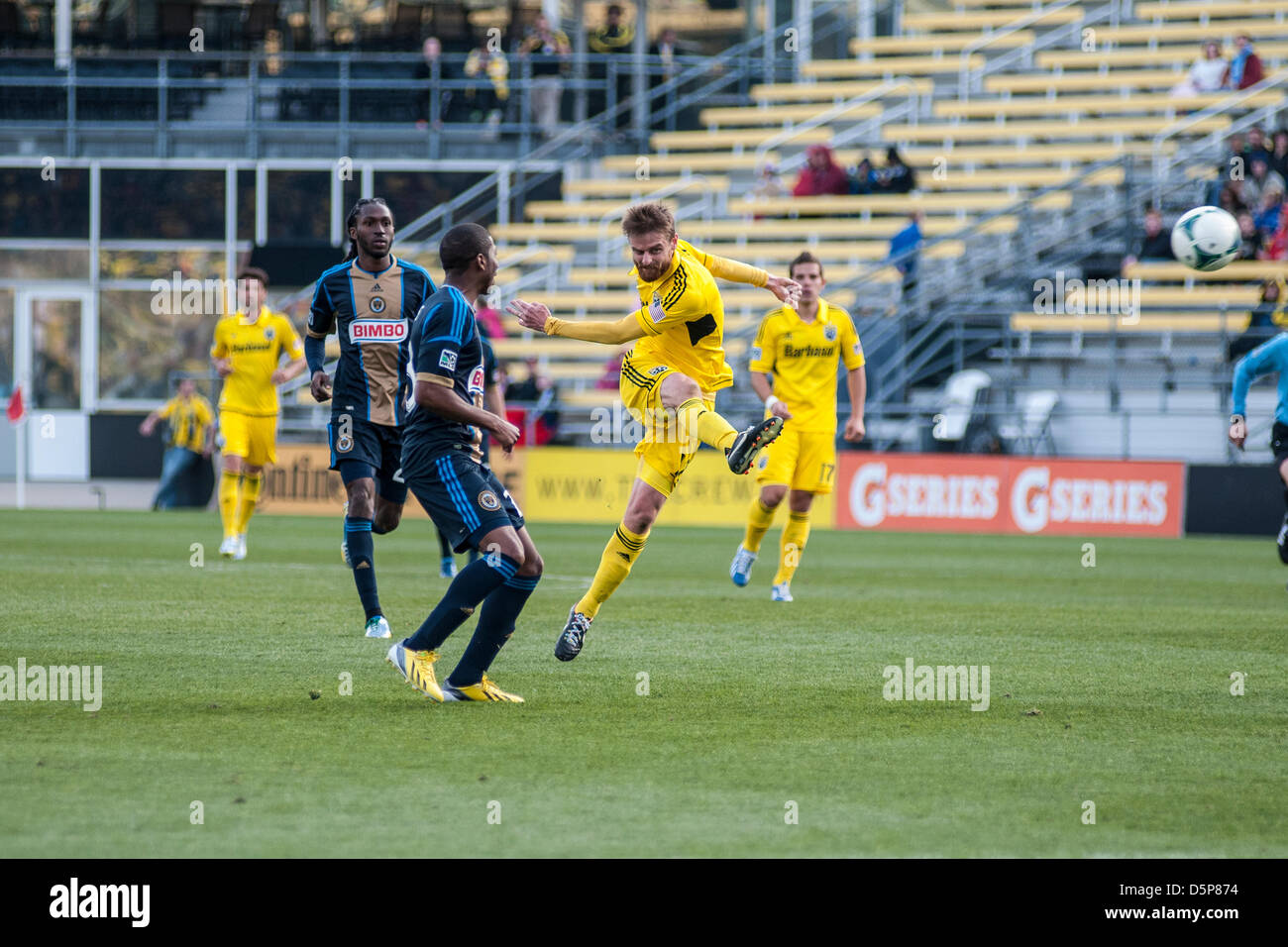 Columbus, Ohio. 06 avril 2013. Eddie Gaven pousses pour objectif comme Columbus Crew et l'Union de Philadelphie à jouer un match nul 1-1 dans un match à MLS Columbus Crew stadium. Banque D'Images