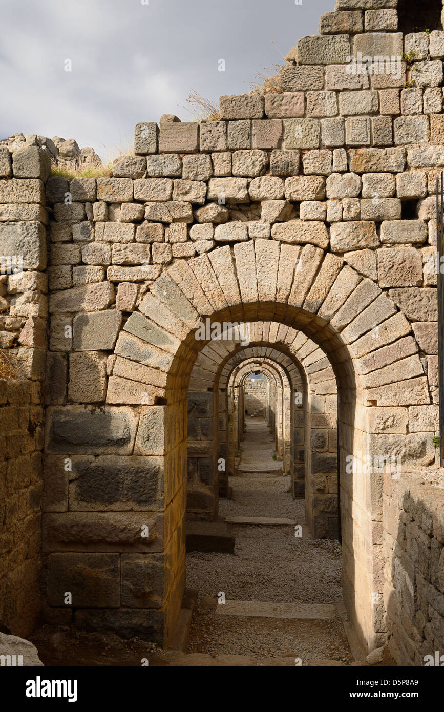 Bloc arches en pierre des fondations du temple de Trajan site archéologique de Turquie pergame bergama Banque D'Images