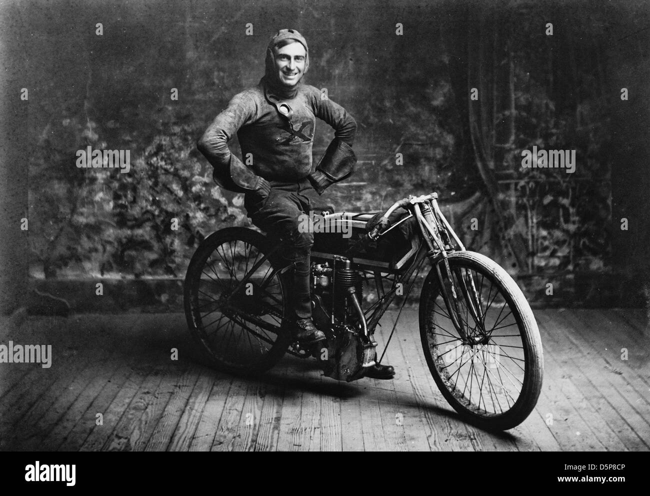 Weishaar Winner 100 miles. Race, Norton, Kan. 22 octobre 14. Temps 2 h 1 1/2 min. Record du monde.- Portrait du champion de course Ray Weishaar sur moto. Banque D'Images Weishaar Winner 100 miles. Race, Norton, Kan. 22 octobre 14. Temps 2 h 1 1/2 min. Record du monde.- Portrait du champion de course Ray Weishaar sur moto. Banque D'Images