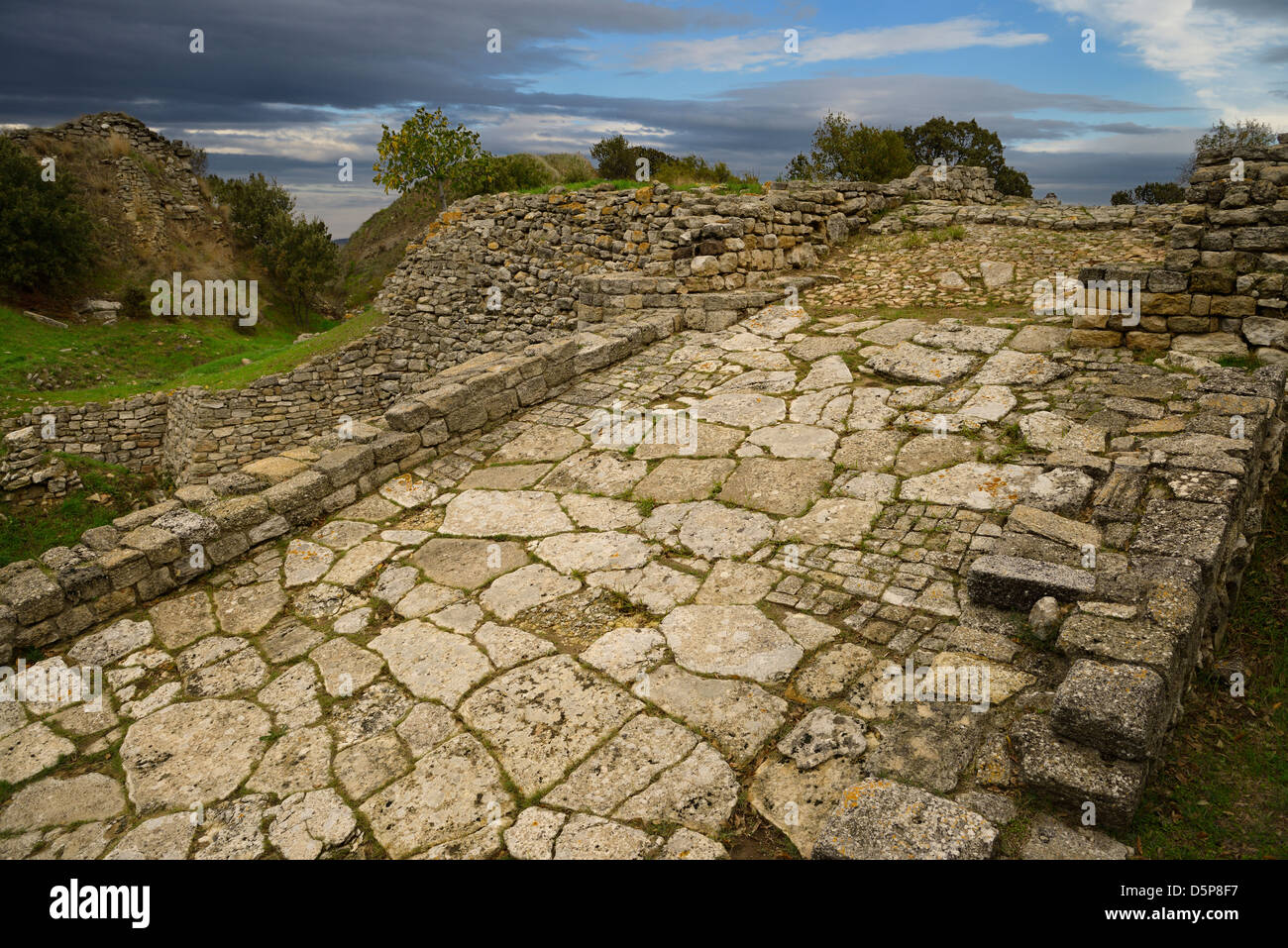 Rampe en pierre ancienne et du sud-ouest vers la ville antique de Troie II au site archéologique près d'Hisarlik Turquie Banque D'Images