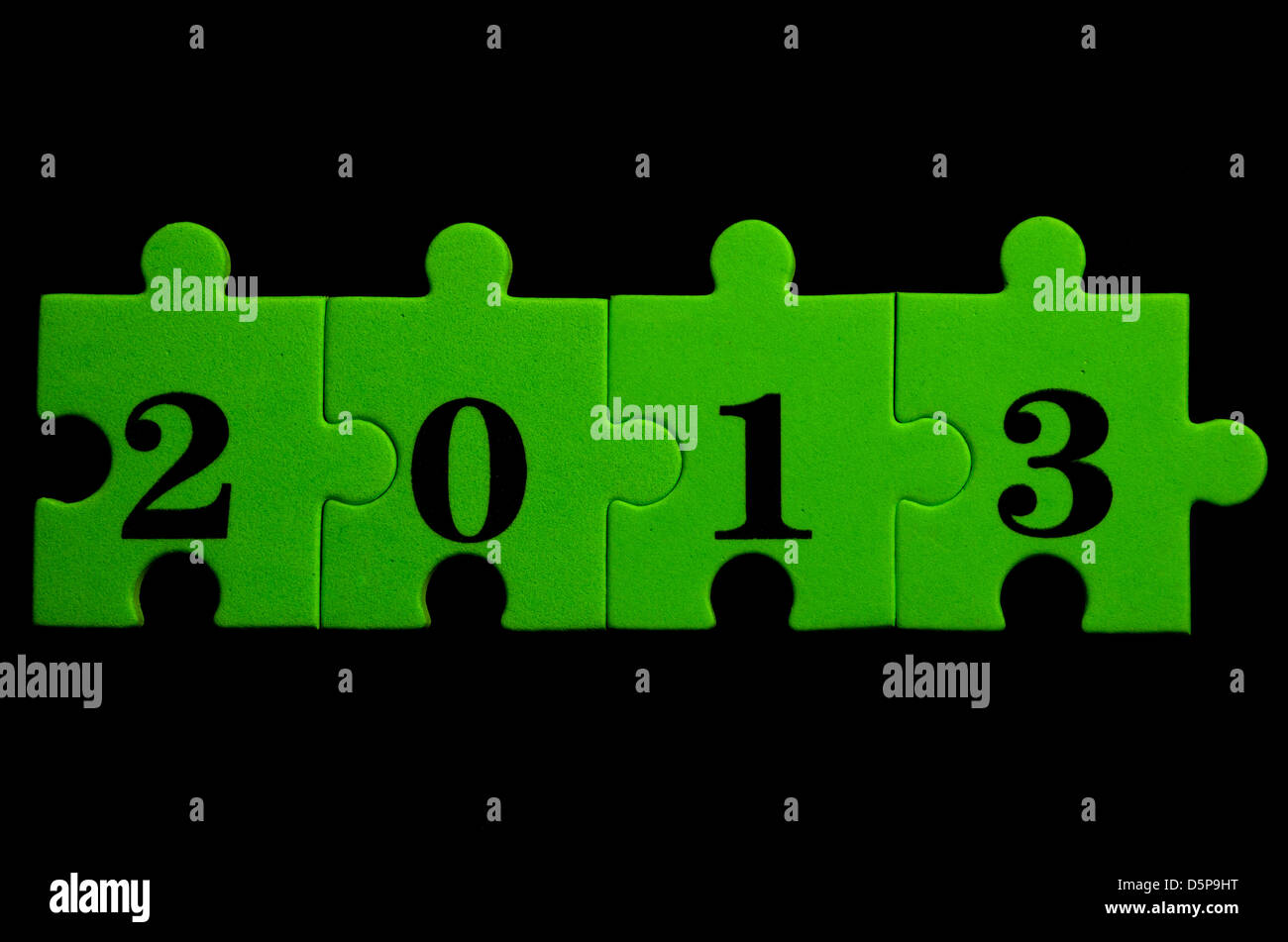 Green 2013 pièces de puzzle sur fond noir Banque D'Images