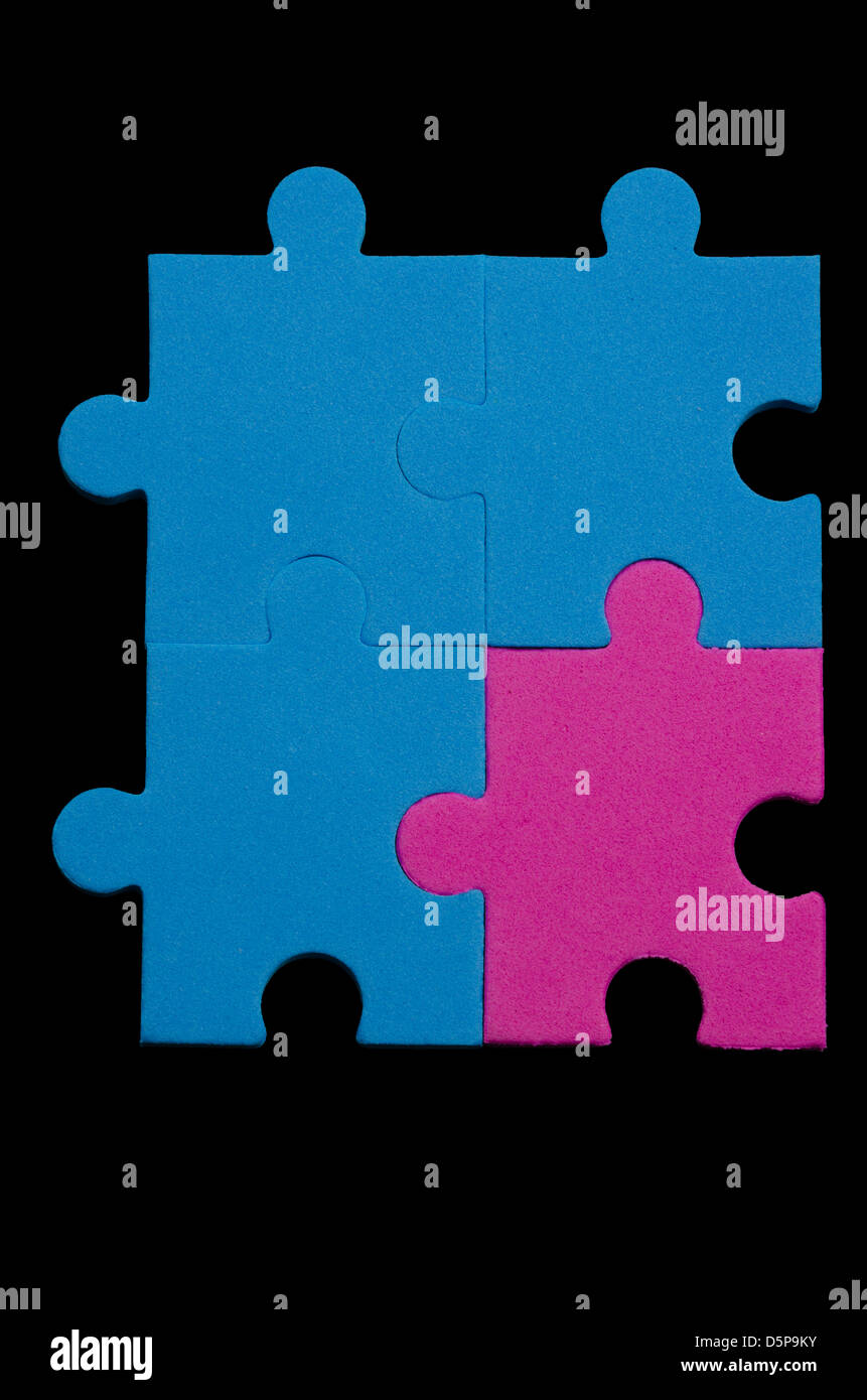 Pièces de puzzle texturé qui montrent étant différente, originale, sur fond noir spécial... Banque D'Images
