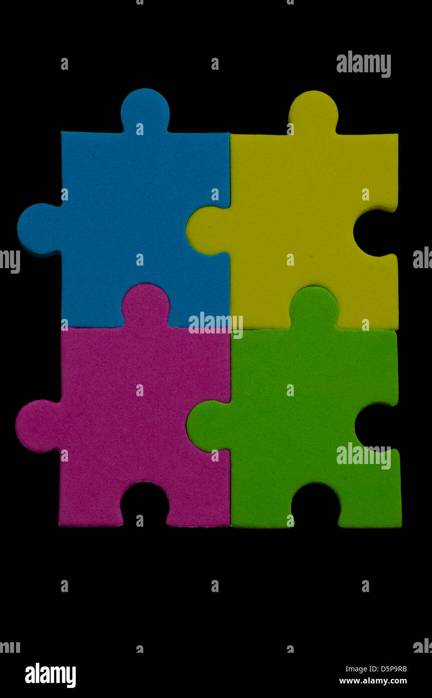 Pièces de puzzle colorées sur fond noir représentant la diversité et la tolérance Banque D'Images