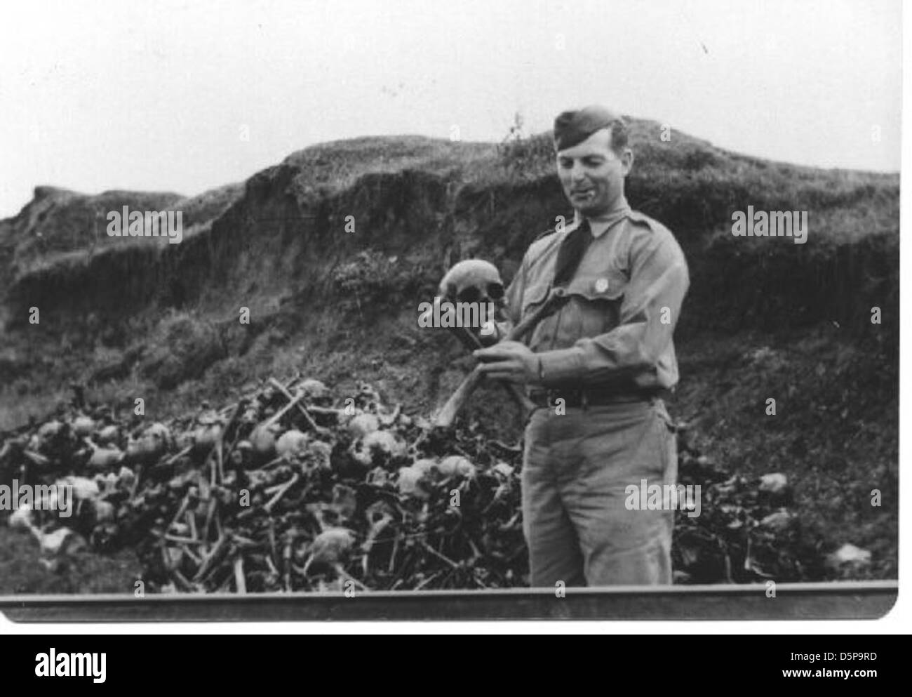 Cette exposition au musée de l'Air et de l'espace de San Diego met en lumière la sombre réalité de la guerre, présentant des restes humains, y compris des os et des crânes, comme des artefacts de conflit. Ces restes squelettiques sont un sombre rappel du bilan de la guerre sur les soldats et les civils. Banque D'Images