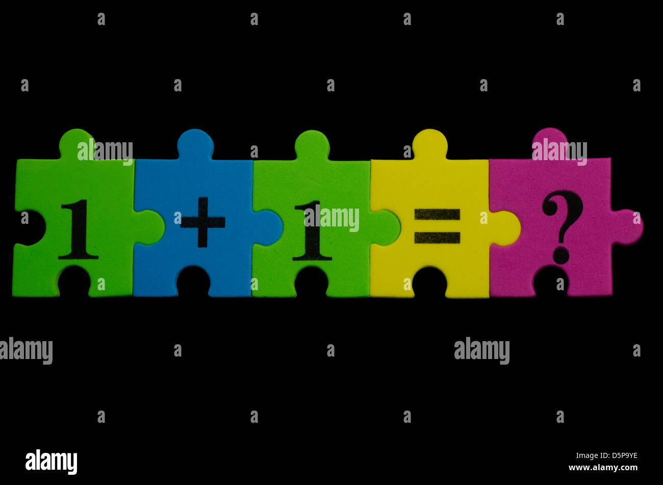 Pièces de puzzle mathématique colorés sur fond noir Banque D'Images