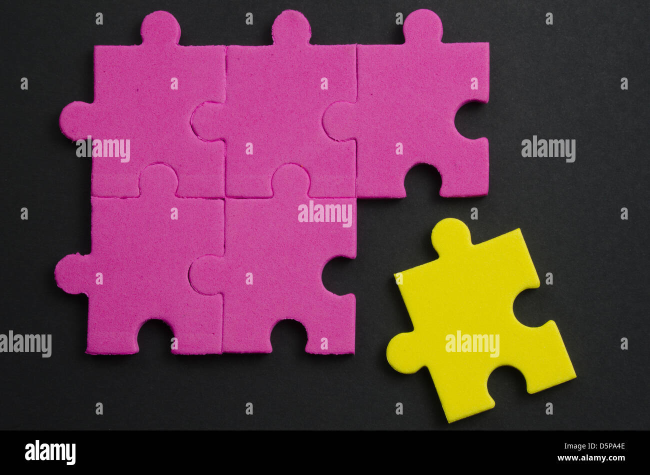 Pièces de puzzle texturés de différentes couleurs, représentant la tolérance Banque D'Images