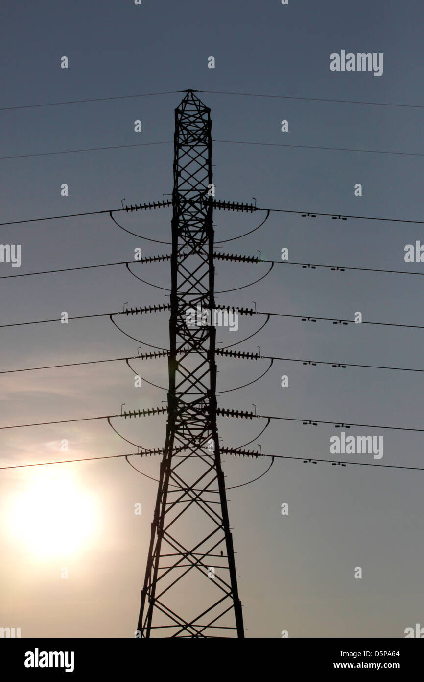 Pylônes à haute tension. Banque D'Images