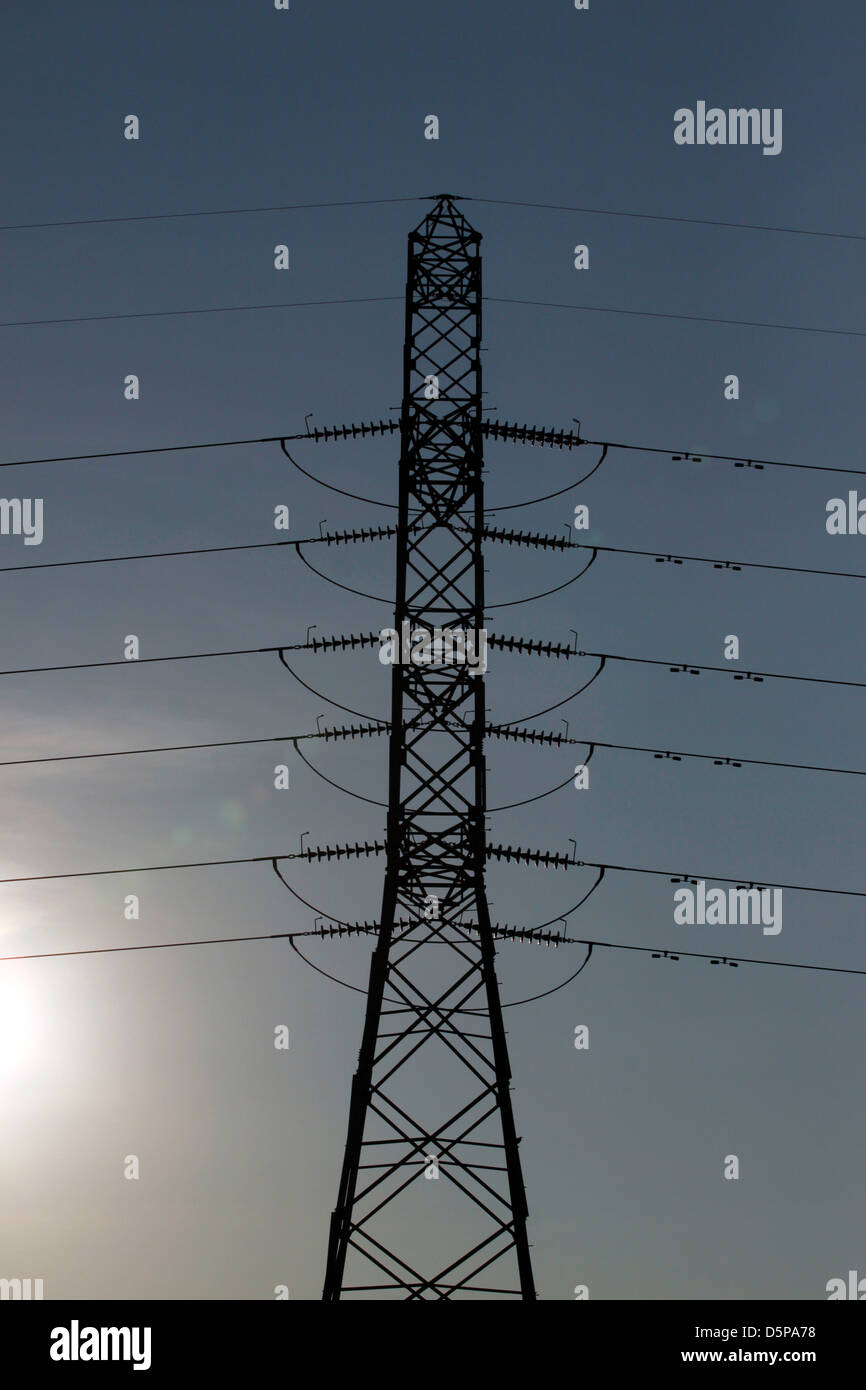 Pylônes à haute tension. Banque D'Images