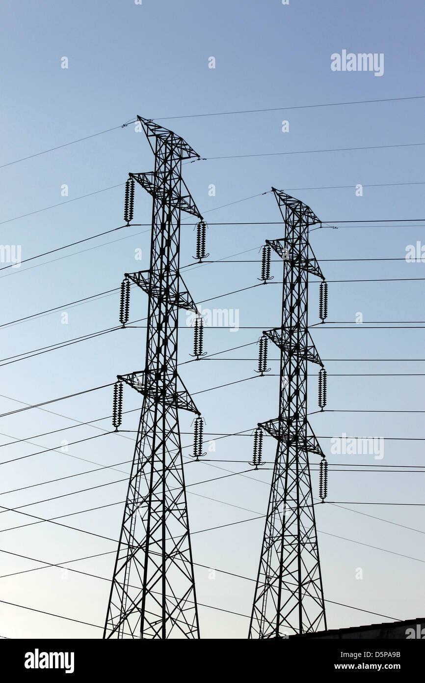 Pylônes à haute tension. Banque D'Images