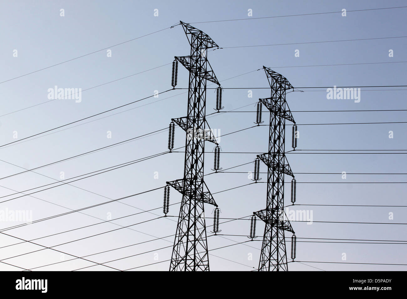 Pylônes à haute tension. Banque D'Images