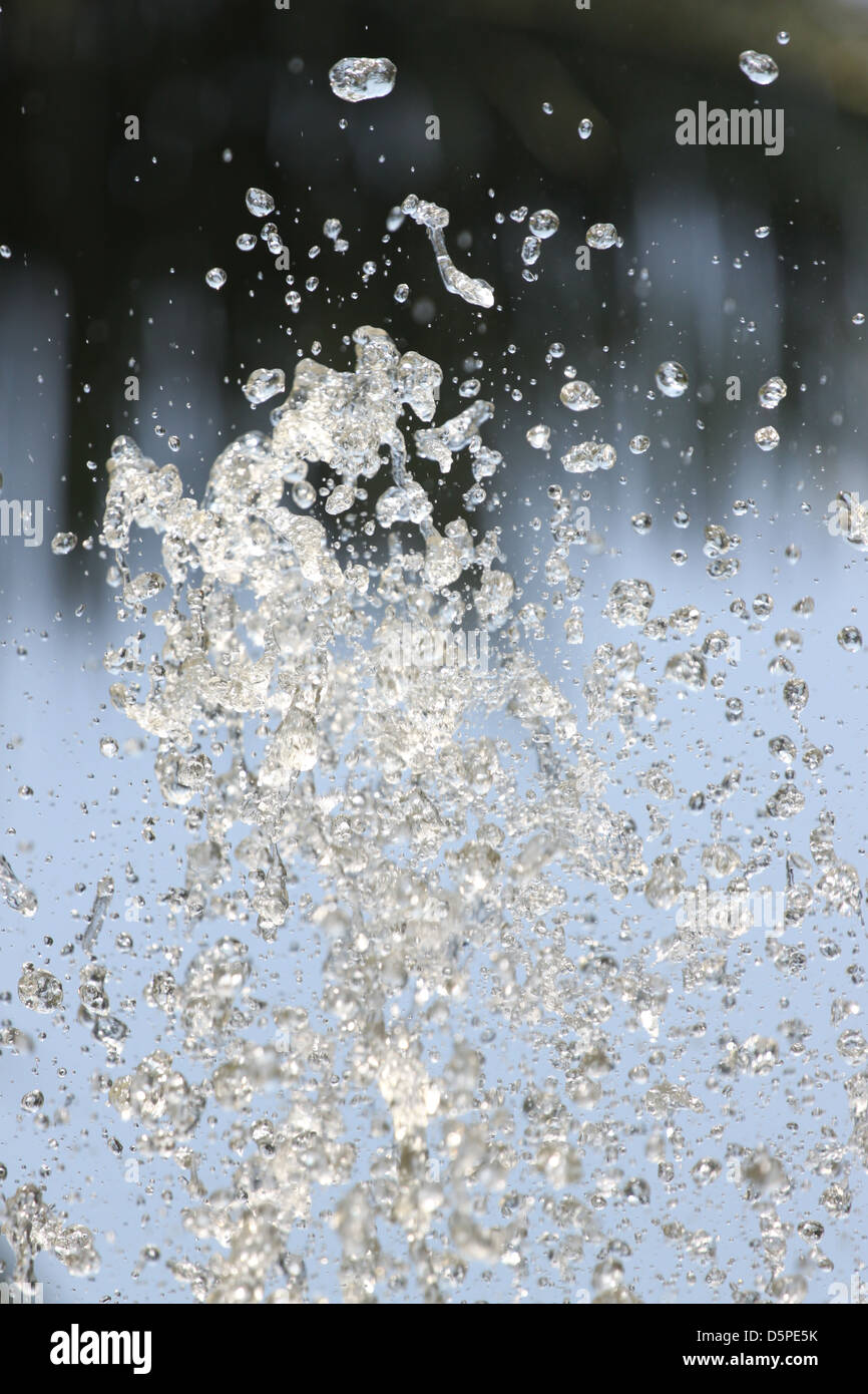 Les gouttelettes d'eau avec des bulles et l'eau monter en ligne droite. Banque D'Images