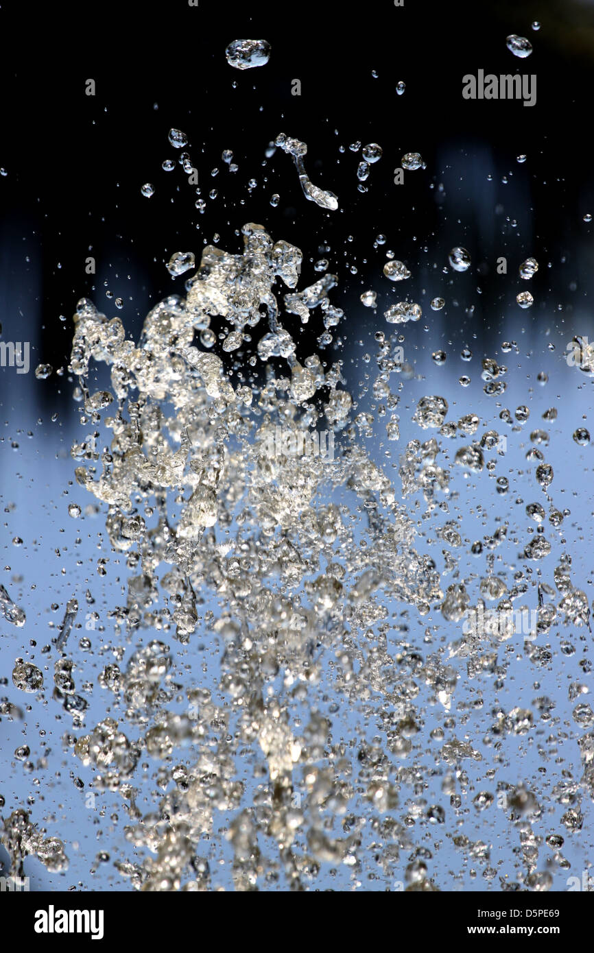 Les gouttelettes d'eau avec des bulles et l'eau monter en ligne droite. Banque D'Images