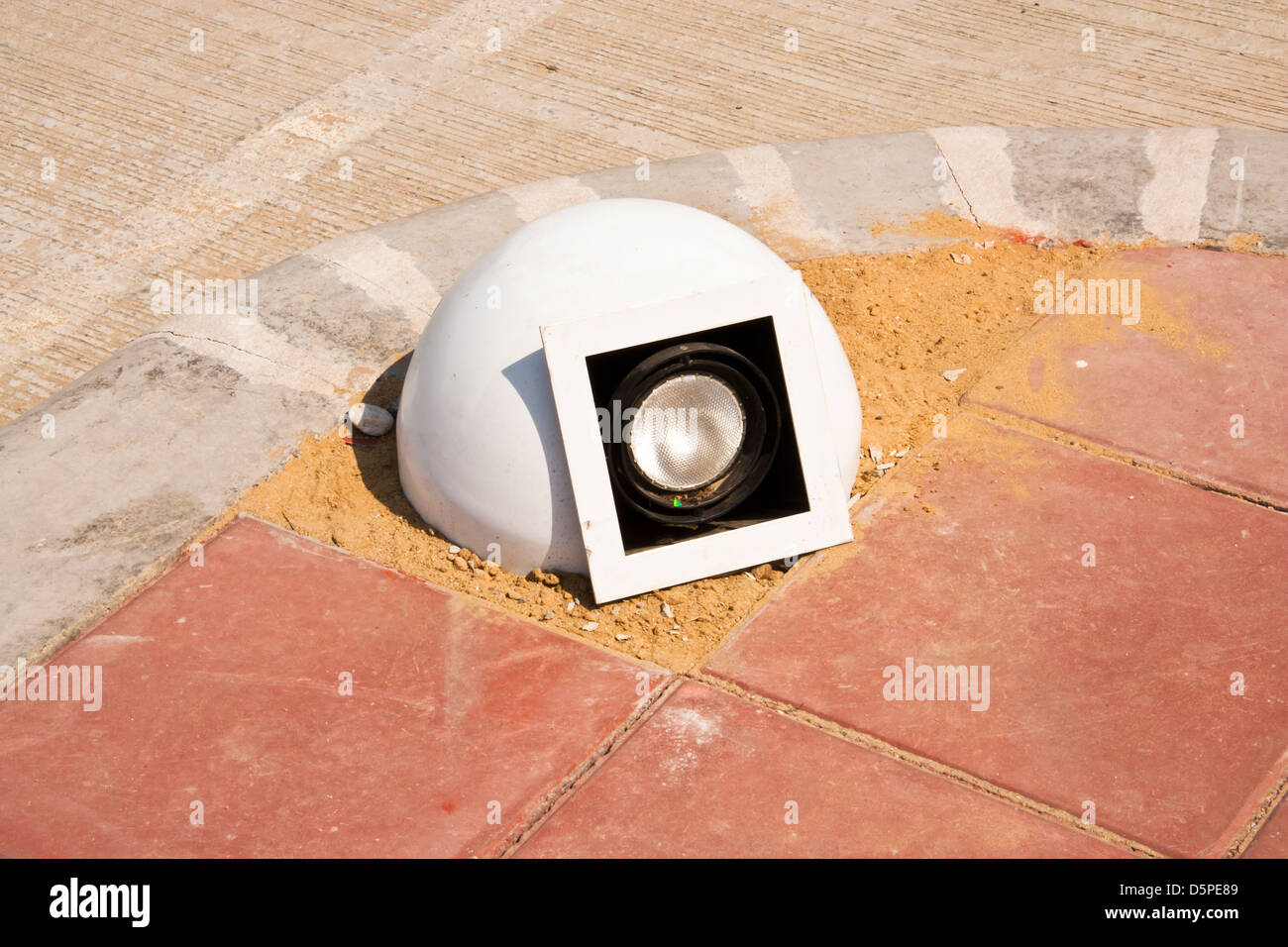 Lampe halogène. Installé sur le sol en ciment. Afin d'allumer les au de bâtiment. Banque D'Images