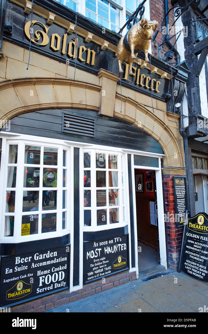 Façade de la Golden Fleece le plus hanté pub dans York, York Yorkshire UK Chaussée Banque D'Images