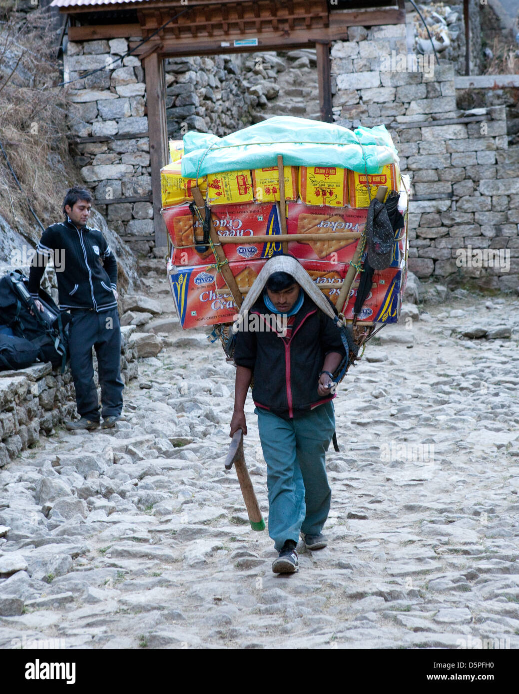 Porteurs, Camp de base de l'Everest Trek, au Népal Banque D'Images