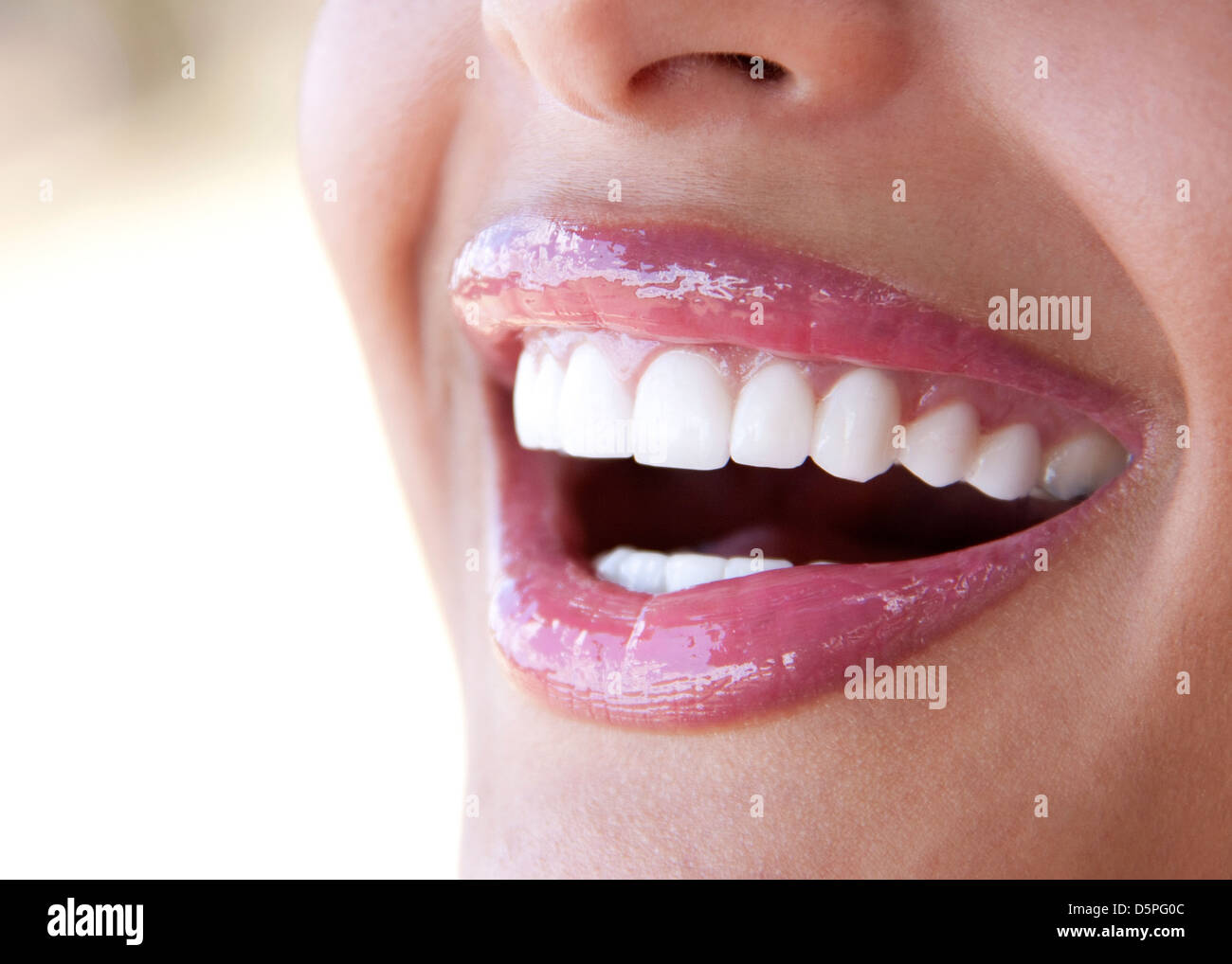 souriez avec des dents blanches parfaites Banque D'Images