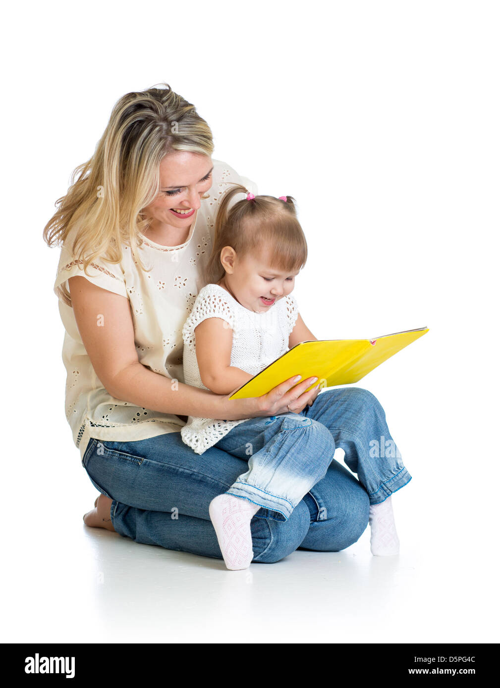 Heureuse Mère et enfant lisant un livre Banque D'Images