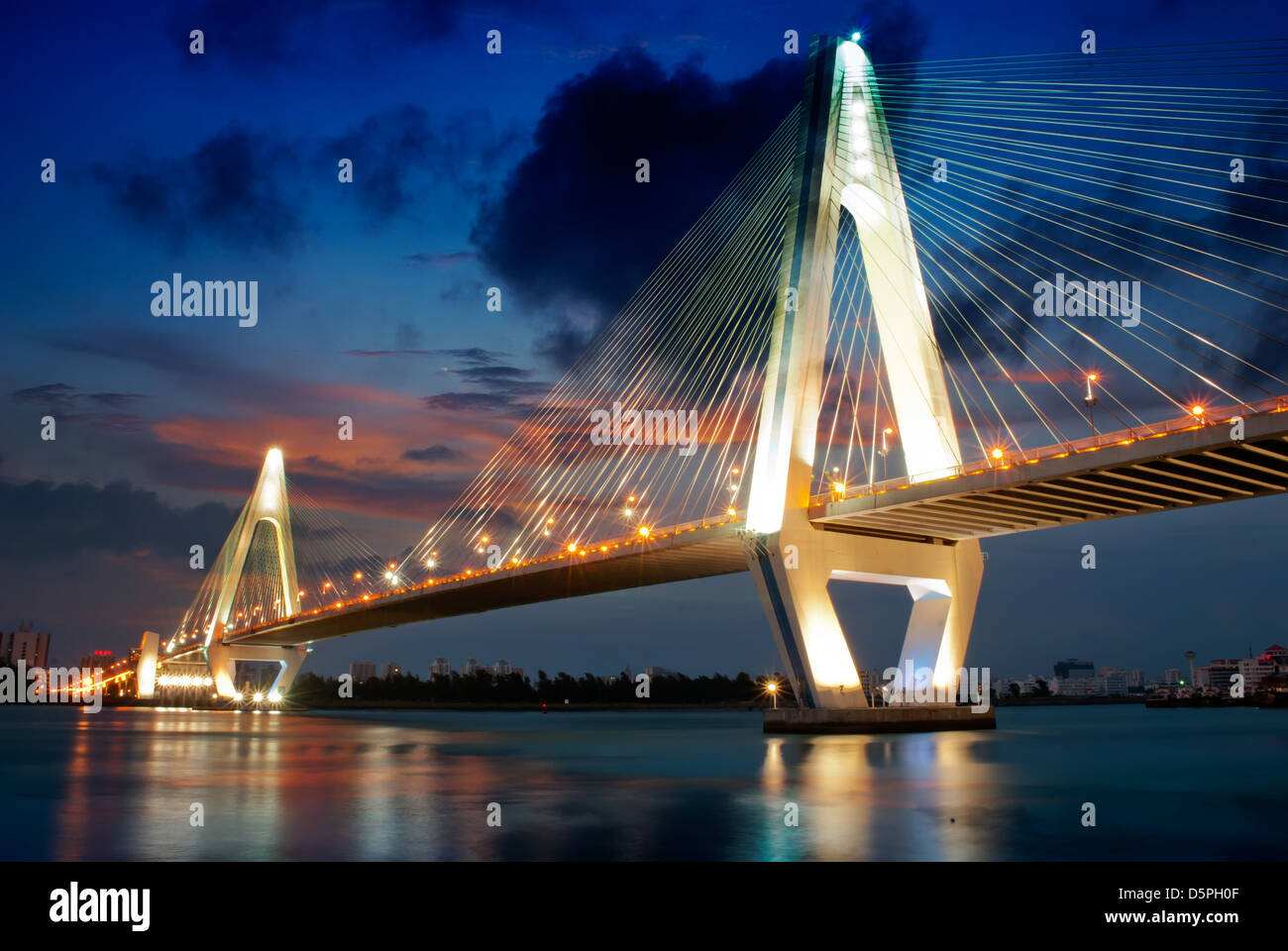 Les ponts et les nuit urbaine à Guangzhou, Chine Banque D'Images
