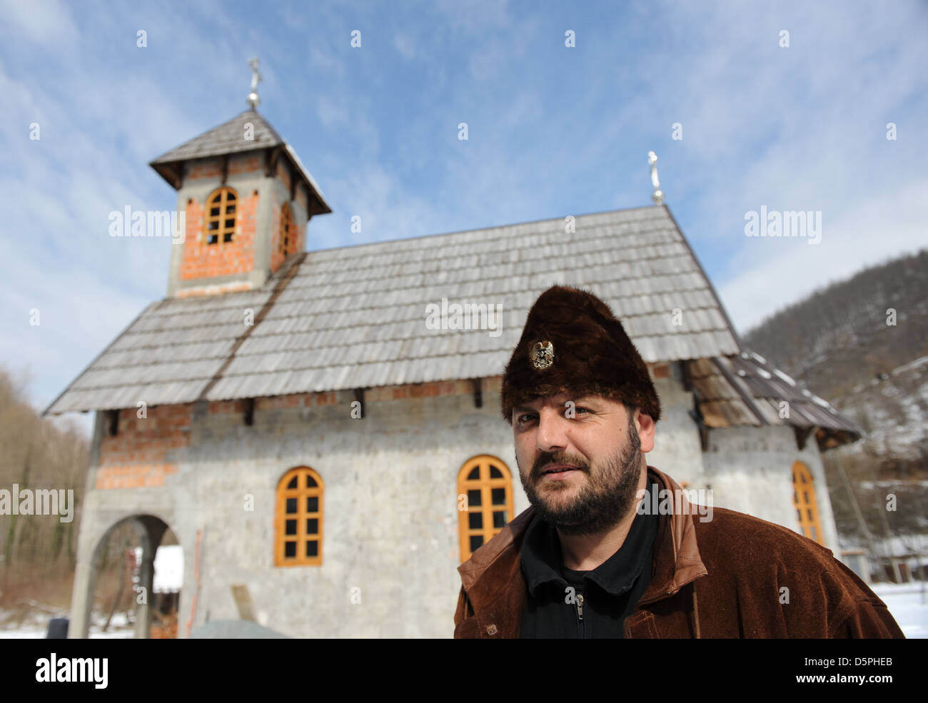 Membre du mouvement nationaliste serbe "Cetnicki pokret' (mouvement Tchetniks) en face de l'église orthodoxe en village Drazevina. Banque D'Images