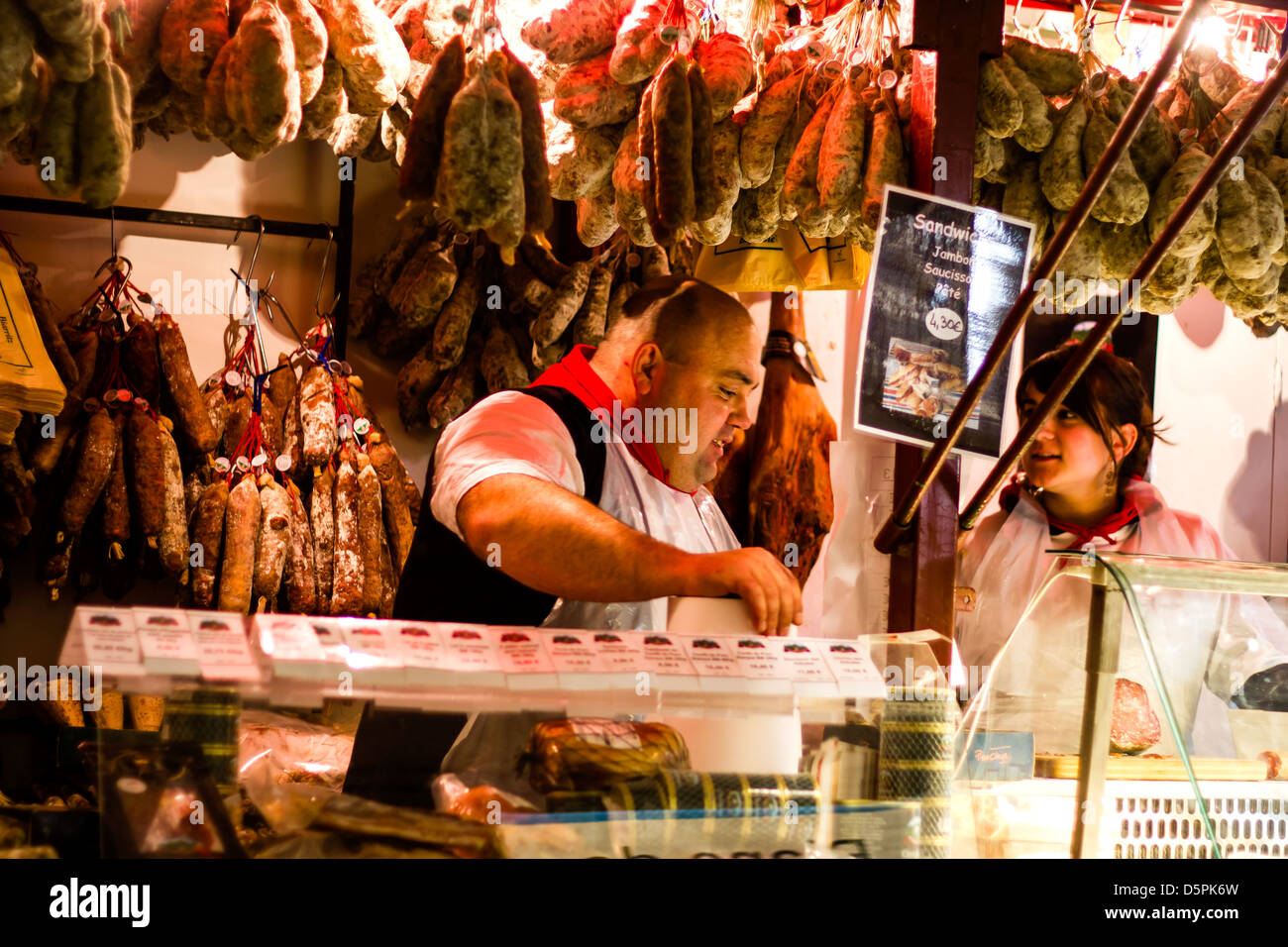 Saucisson vendeur pendant les foires agricoles 2013 à Paris, France Banque D'Images