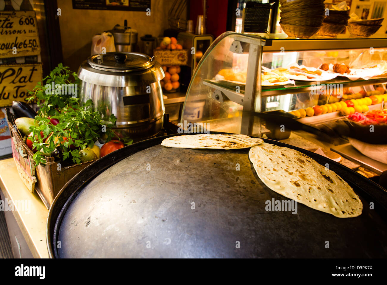 Pain libanais sur la saj / cuisine du restaurant de la rue libanaise - pain plat libanais (marqooq) sur le le bain saj Banque D'Images