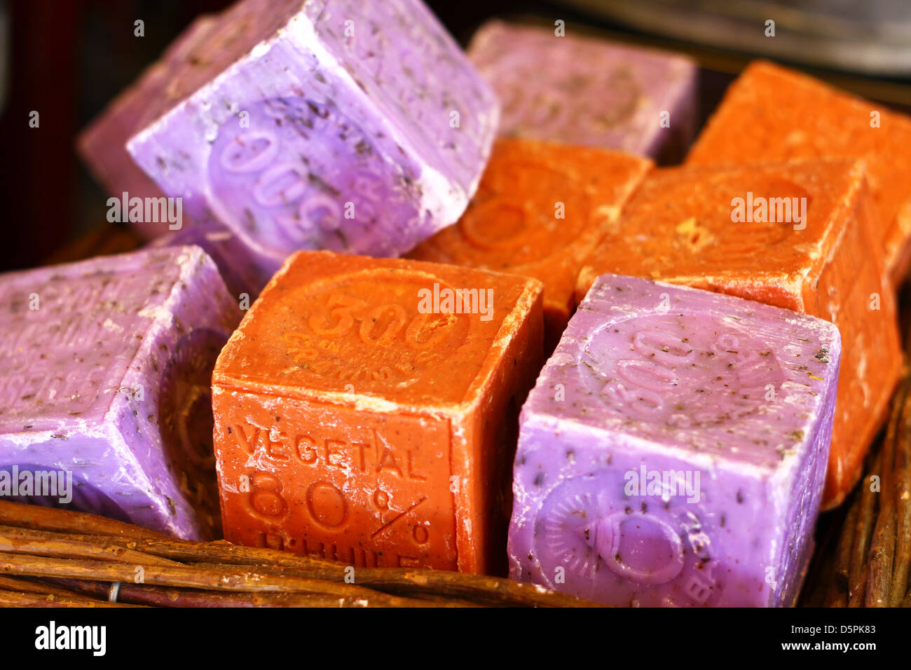 Les barres de savon en forme de cube à la vente sur le marché provençal à Hyères, France Banque D'Images