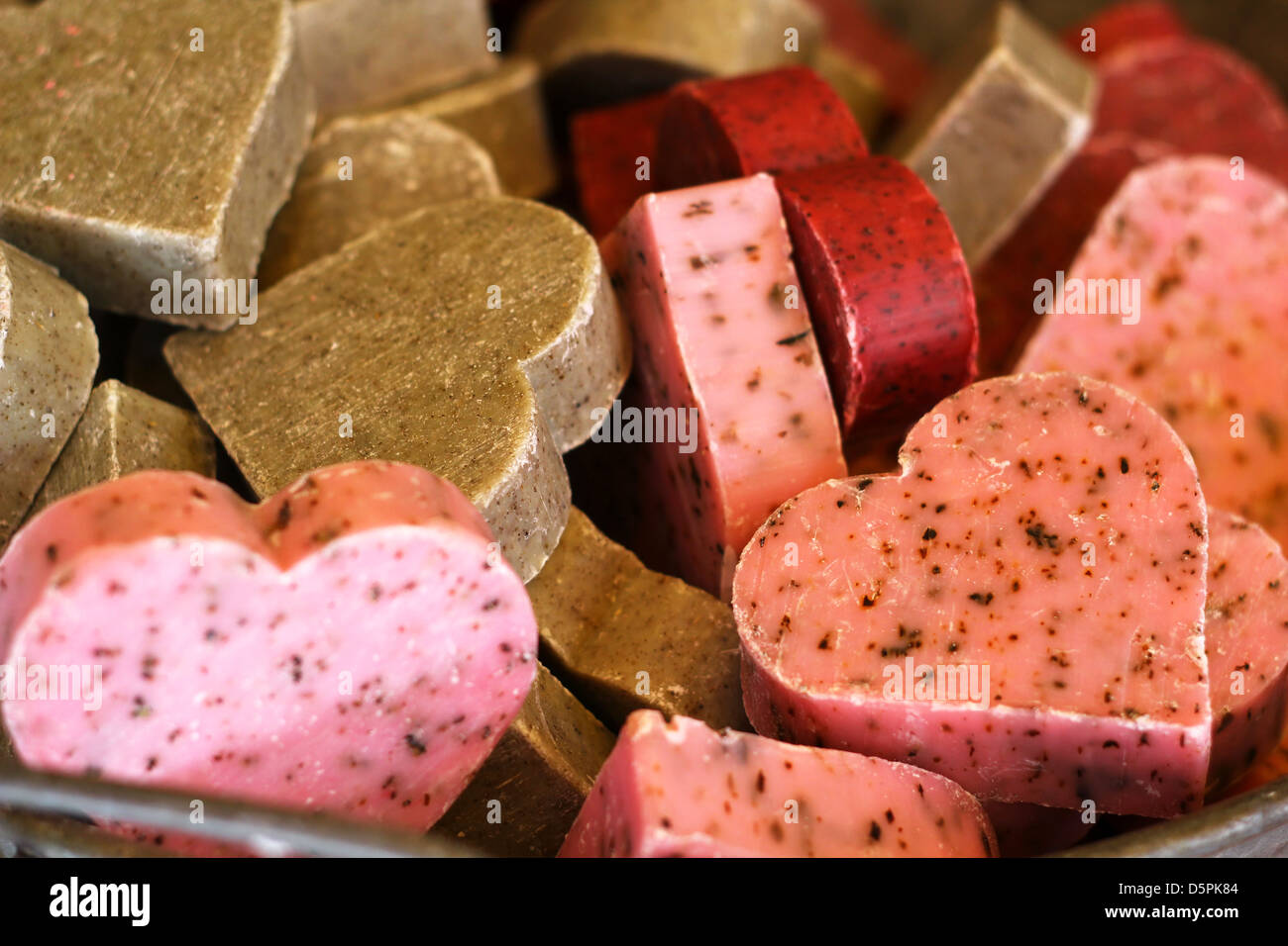Les barres de savon en forme de coeur à la vente sur le marché provençal Banque D'Images