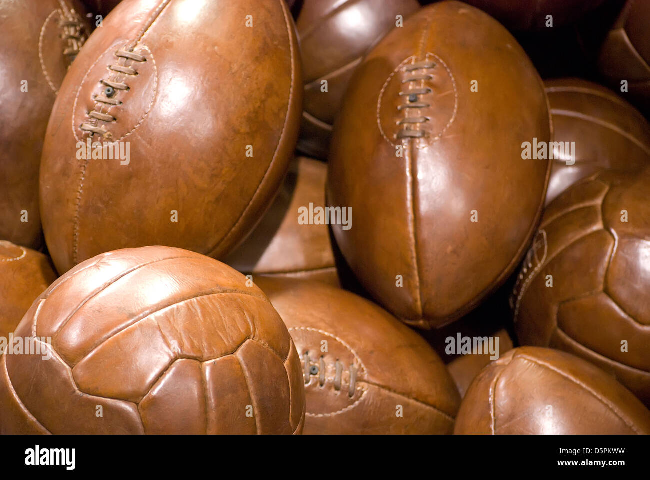 Vintage rugby ball Banque de photographies et d'images à haute résolution -  Alamy