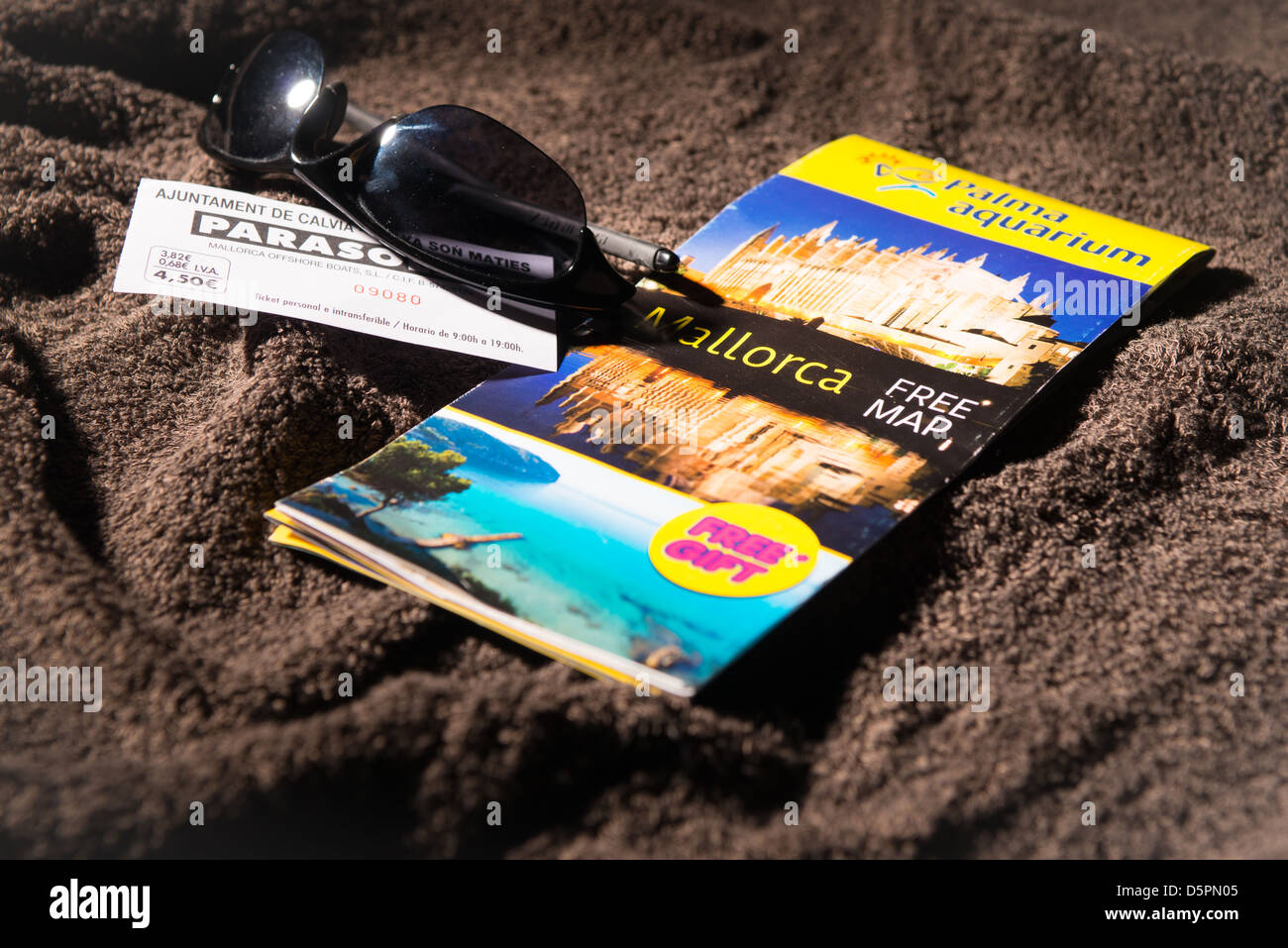 Mallorca holliday brochures sur le sèche-serviettes Banque D'Images