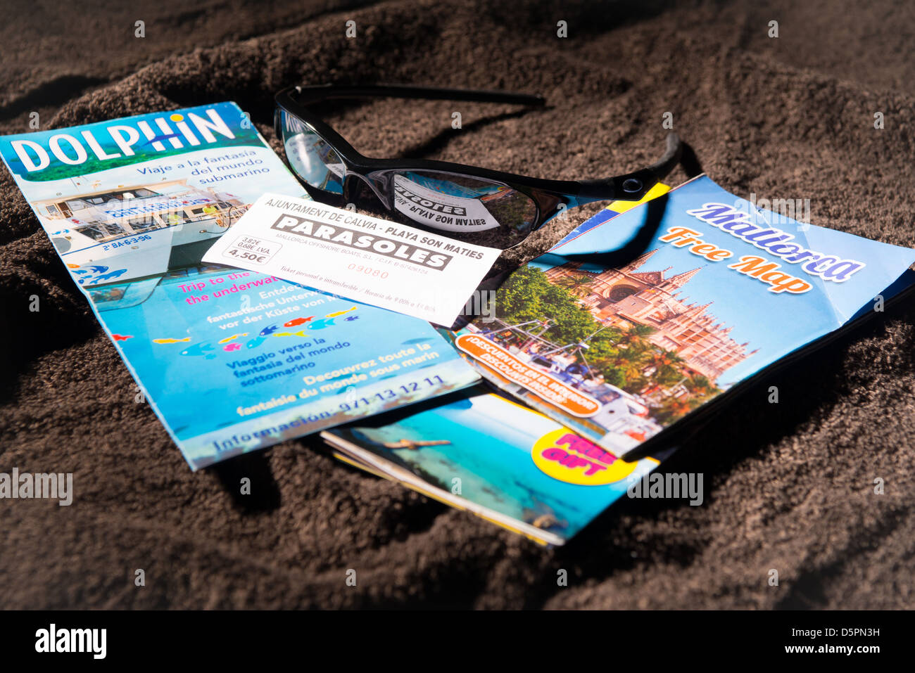 Mallorca holliday brochures sur le sèche-serviettes Banque D'Images