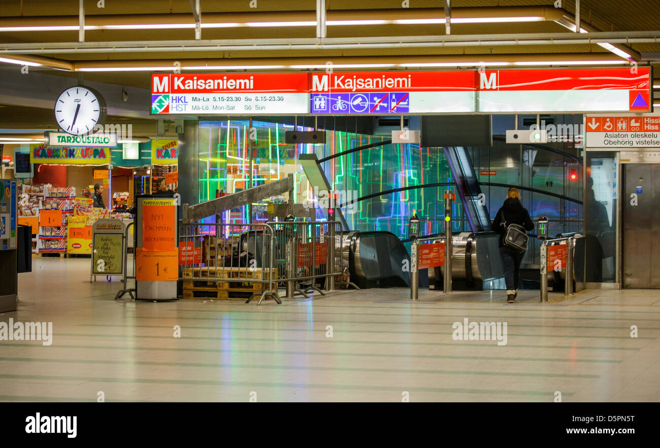 La station de métro Kaisaniemi d'Helsinki, Finlande, avec l'accès à l'extrême nord de la circulation souterraine dans le monde entier. Banque D'Images