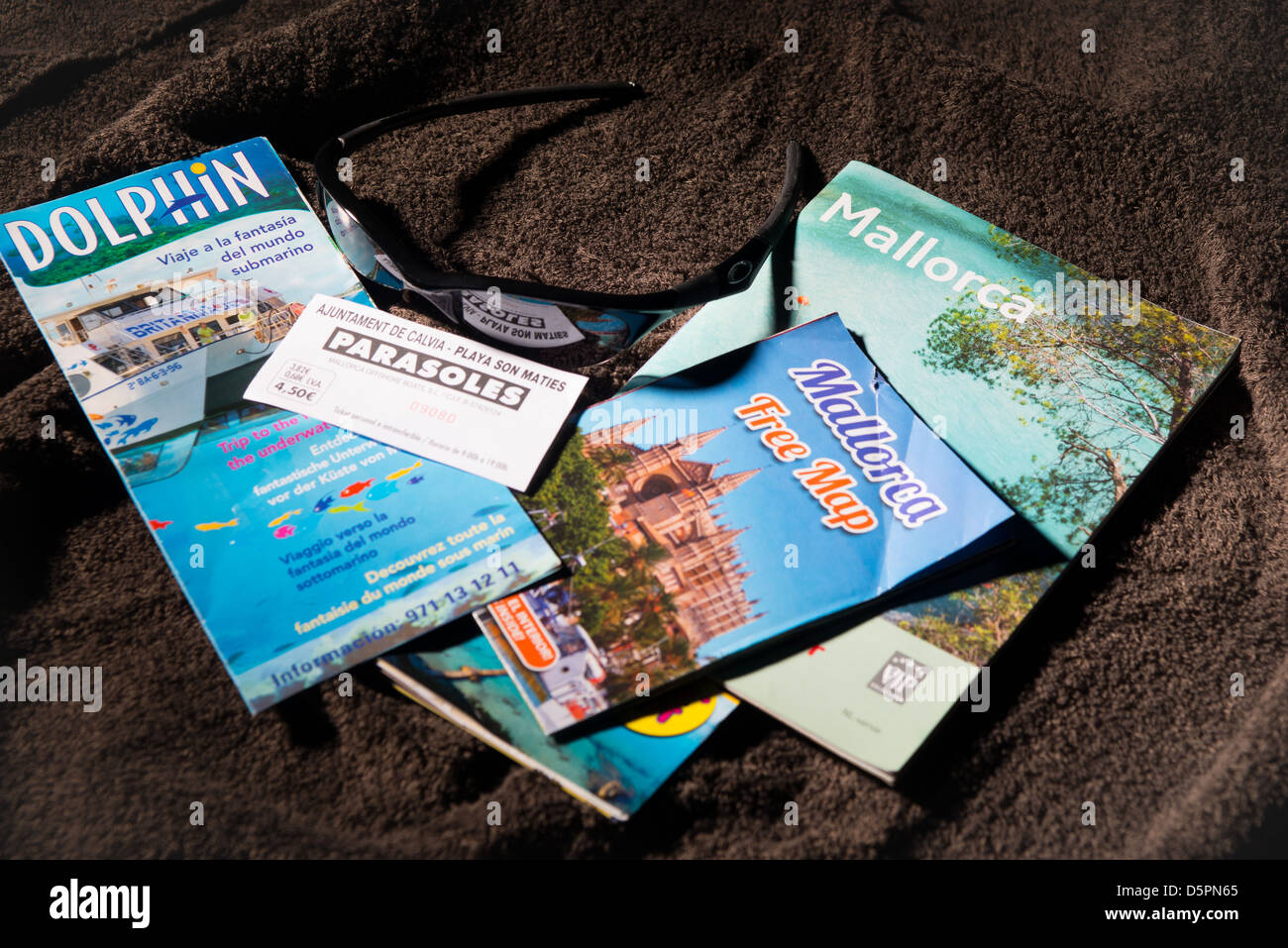 Mallorca holliday brochures sur le sèche-serviettes Banque D'Images