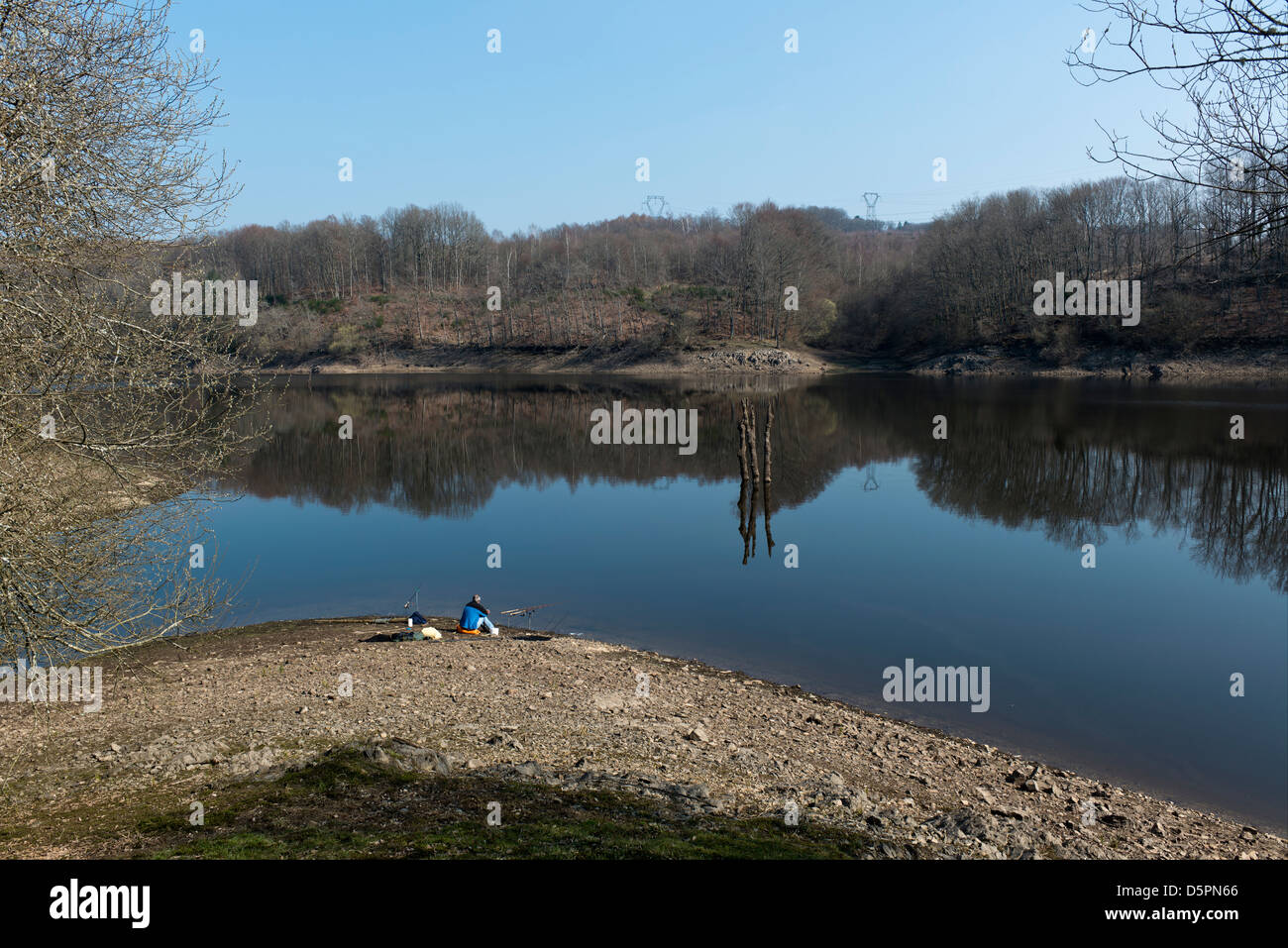 Pêcheur de carpe sur les rives de la rivière Taurion ou Thaurion, Malmouche, Creuse, Limousin, France Banque D'Images