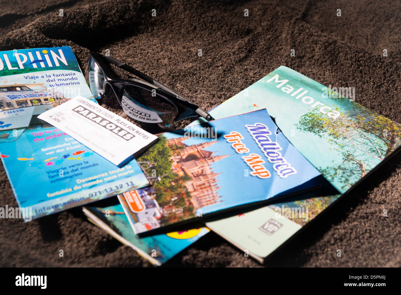 Mallorca holliday brochures sur le sèche-serviettes Banque D'Images