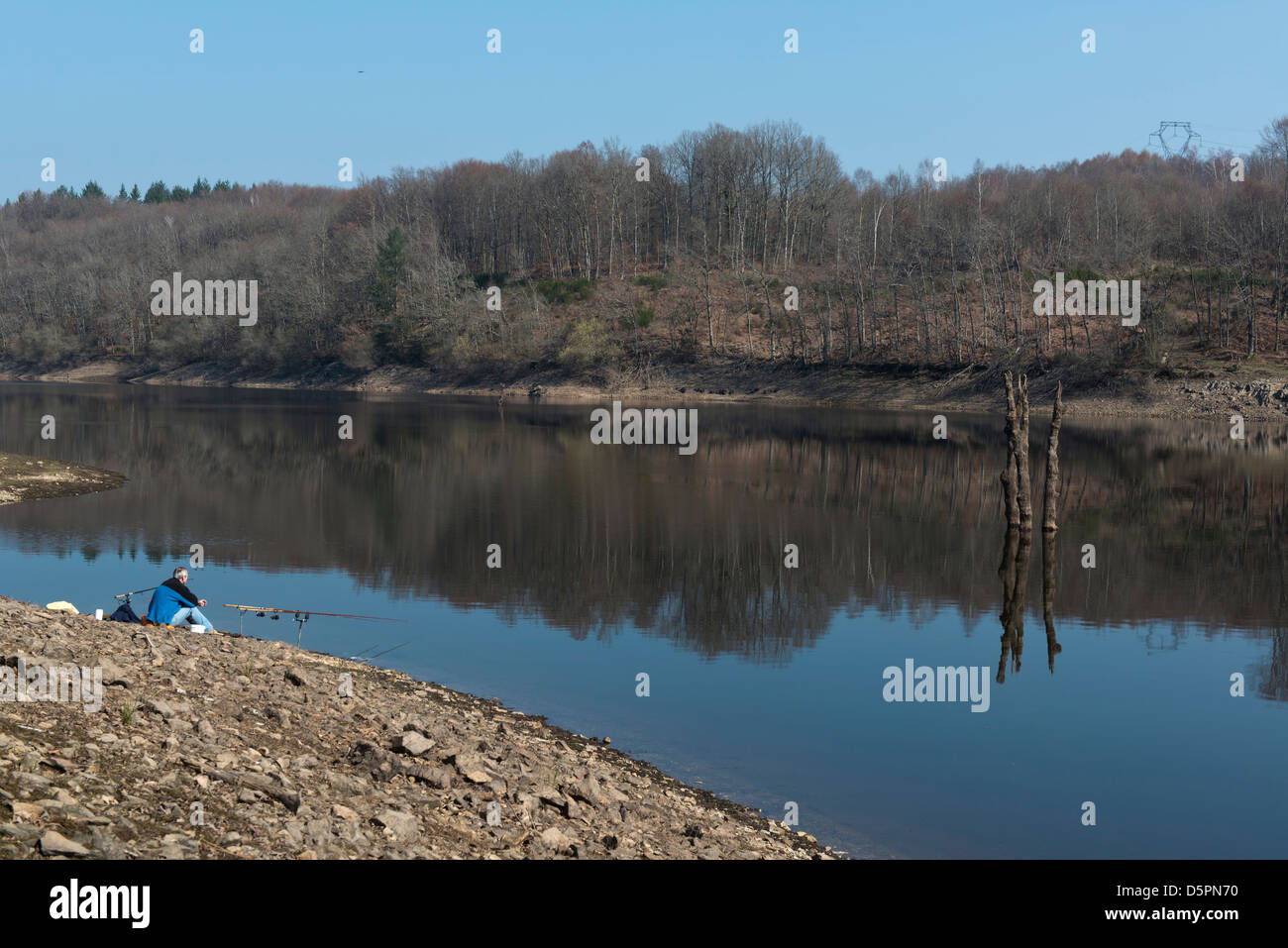 Pêcheur de carpe sur les rives de la rivière, Chauverne-Neyre Malmouche, Creuse, Limousin, France Banque D'Images