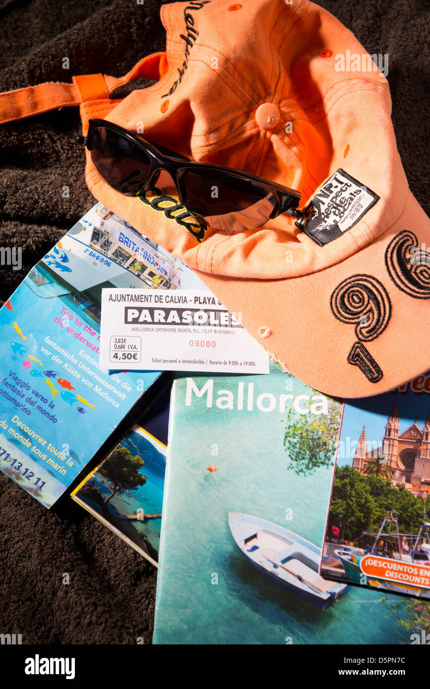 Mallorca holliday brochures sur le sèche-serviettes Banque D'Images