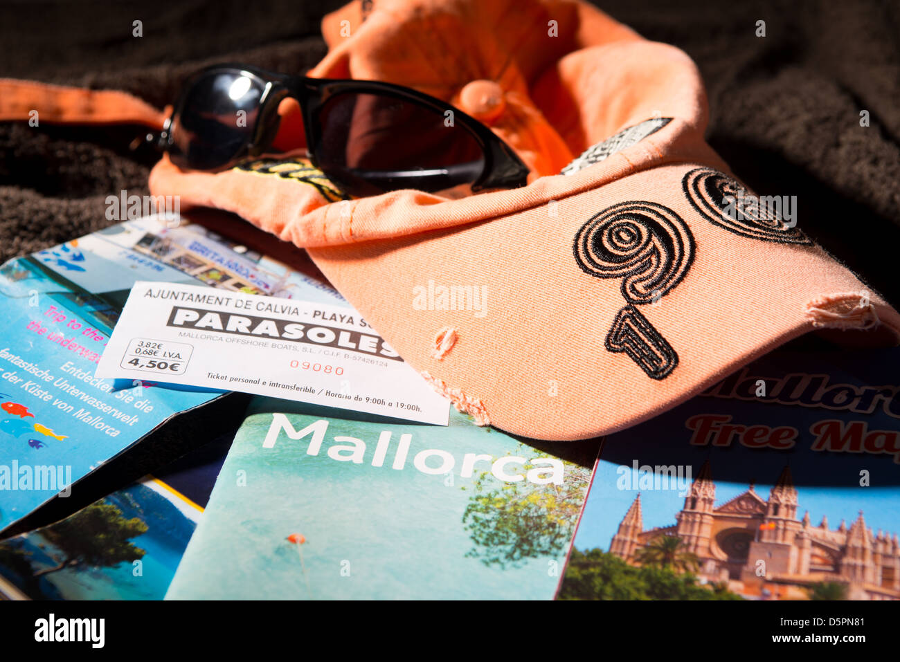 Mallorca holliday brochures sur le sèche-serviettes Banque D'Images
